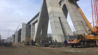 STRADALA BRAĆA IZ TURSKE Pukla sajla, radnici pali sa 20 metara visine